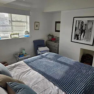beautiful-little-townhouse-situated-in-brightons.brighton-hotels-england.com/